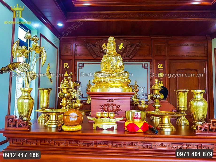 Đ&ocirc;i đ&egrave;n điện được đặt hai b&ecirc;n, c&acirc;n đối tr&ecirc;n ban thờ Phật